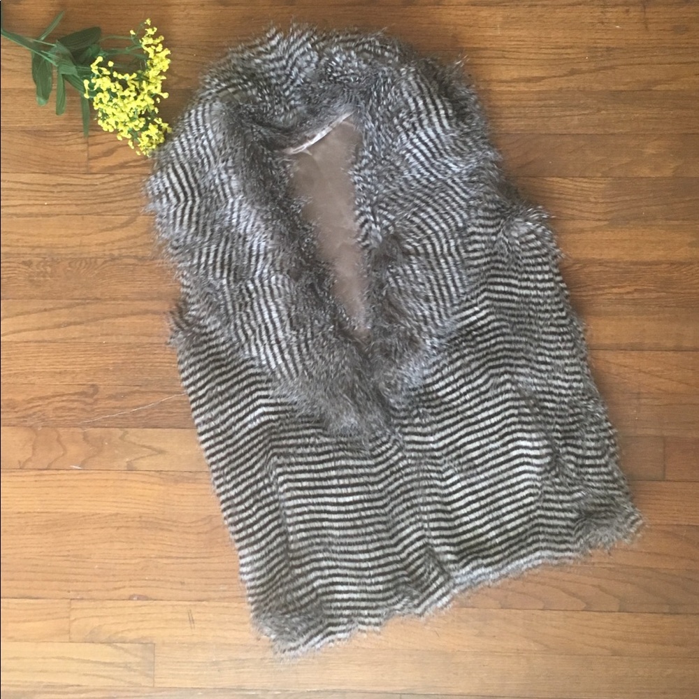 Veond Faux Fur Vest EUC
